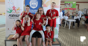 Szervátültetett gyerekek érmekkel a Trappancs csapatából a 2025-ös Diákolimpián, és edzőjük: Gyurkó Alexandra