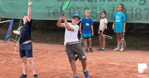 Dani és Peti szervátültetett kisfiúk teniszeznek a FÉT nyári táborában, gyerekek között